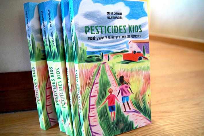 couverture du livre pesticides kids où l'on voit des enfants courir sur un chemin de campagne