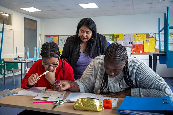 une femme avec deux adolescentes dans un collège