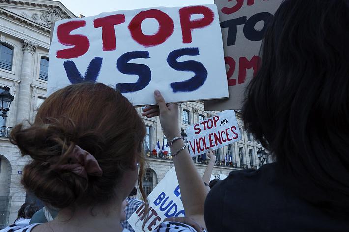 Une pancarte avec les mots « stop VSS » (violence sexuelle et sexiste), plus long une autre pancarte : « Stop aux violences !