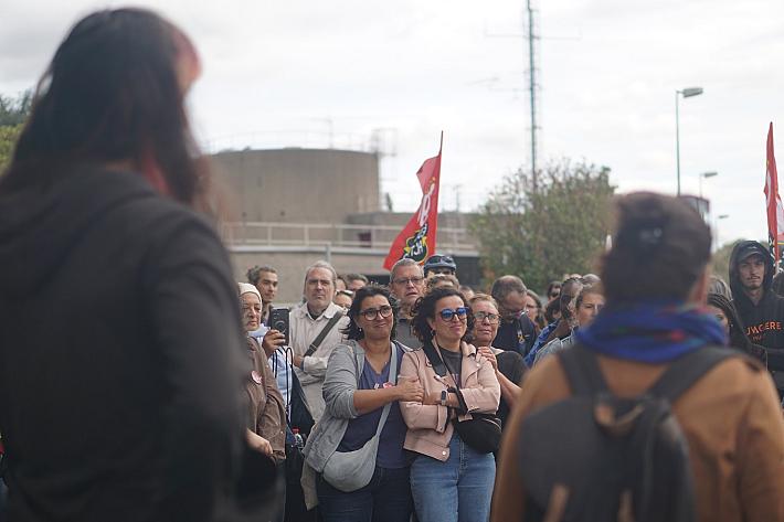 Deux femmes se tiennent par le bras au milieu d'un rassemblement.