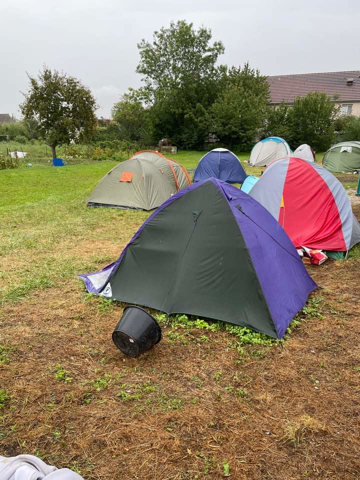 Quelques tentes s'alignent sur un campement de fortune pour abriter des vendangeurs.