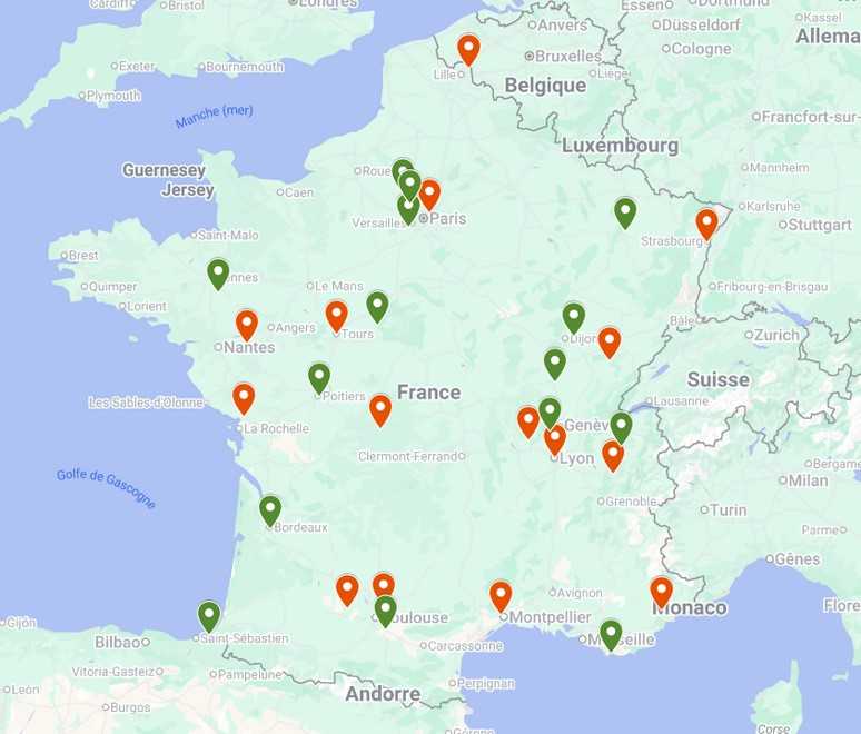 carte de l'hexagone avec des points verts et rouge montrant l'emplacement d'écoles visant à s'adapter aux canicules