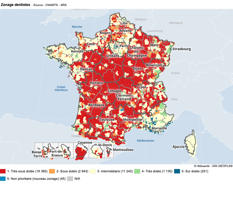 Une carte de France couverte de zone rouge, quelques zones orange (sous-dotées), un quart de zones jaunes (intermédiaires), quelques zone vertes (très dotées) et quelques points bleu (non prioritaires), principalement en Alsace et sus la Côte d'Azur.