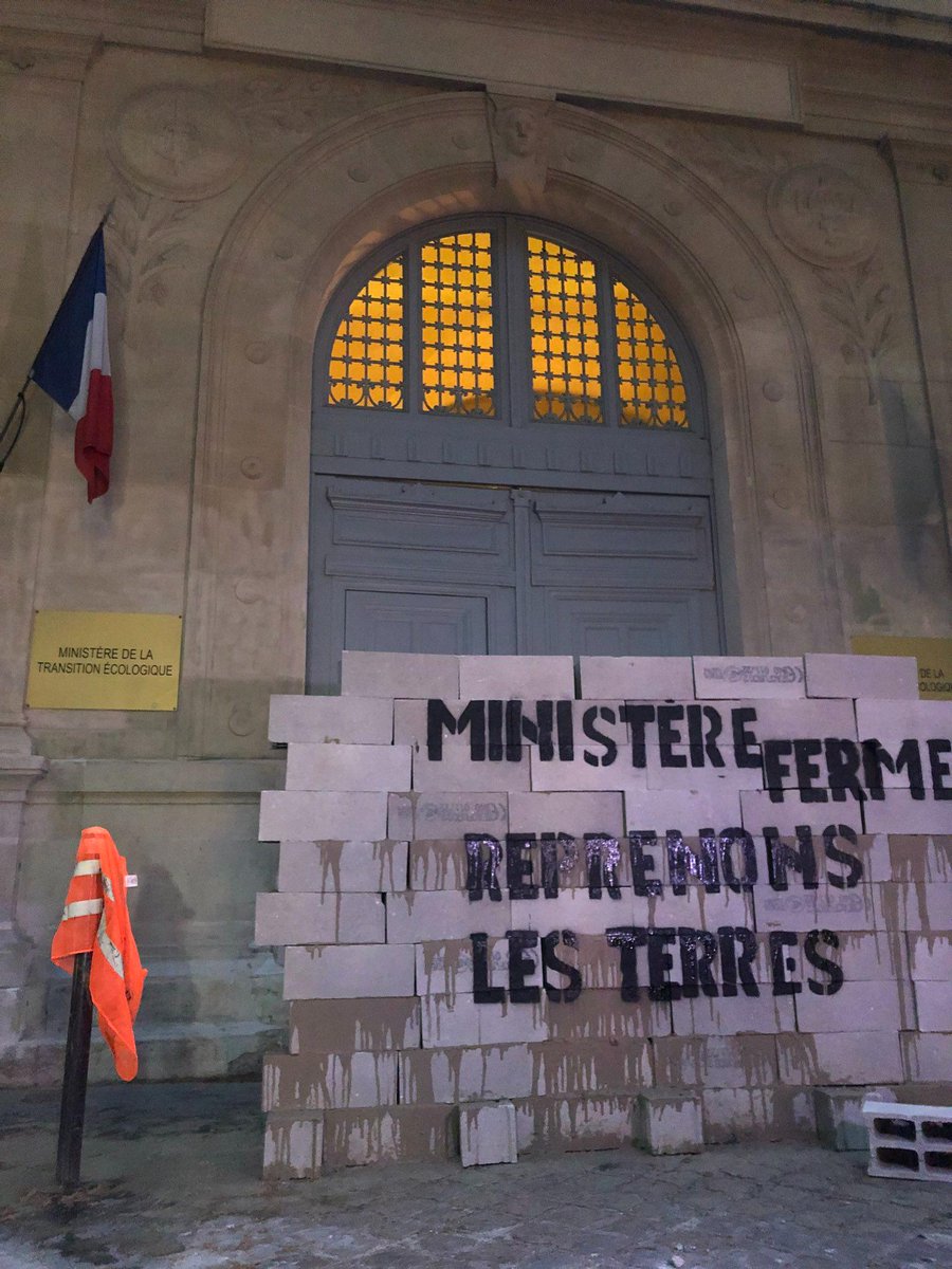 Paris, le ministère de l'Écologie muré par des activistes du mouvement Climat.
