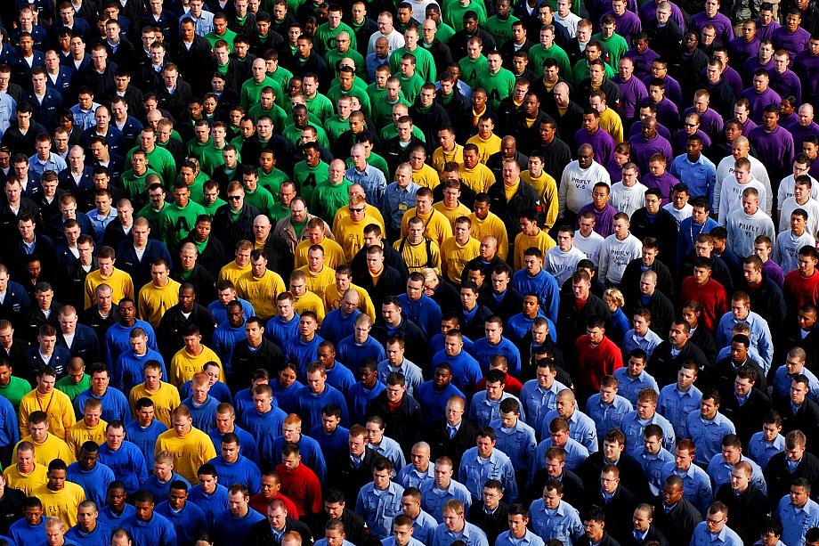Une foule d'hommes 