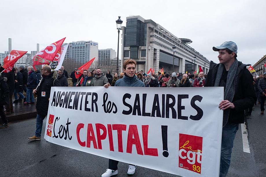 Trois manifestants portent une banderole "Augmenter les salaires c'est capital", siglées CGT 93. Ils sont dans une manifestation.