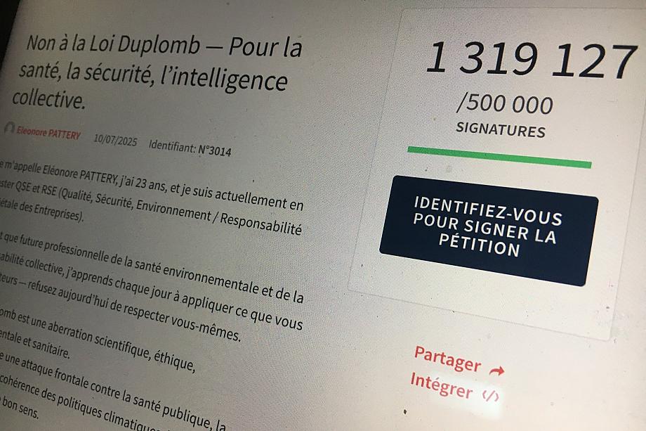 compteur et texte de la pétition contre la loi Duplomb sur le site de l'Assemblée nationale