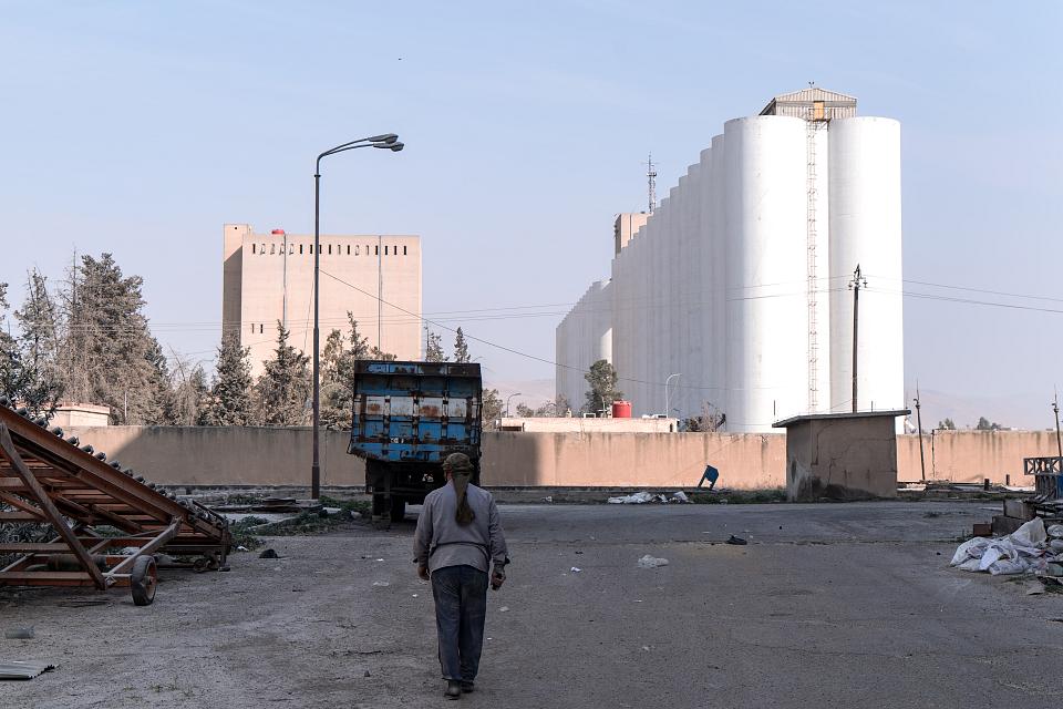 Un imposant silo, de couleur blanche