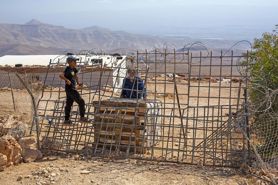 Arik Ascherman derrière une barricade précaire, sur une colline