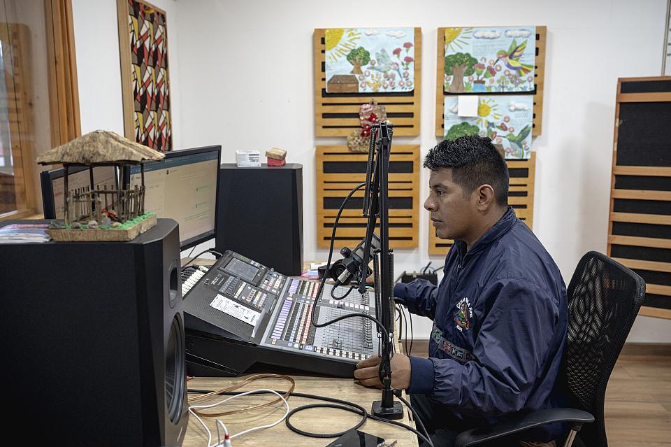 Alex Sécué devant sa console radio