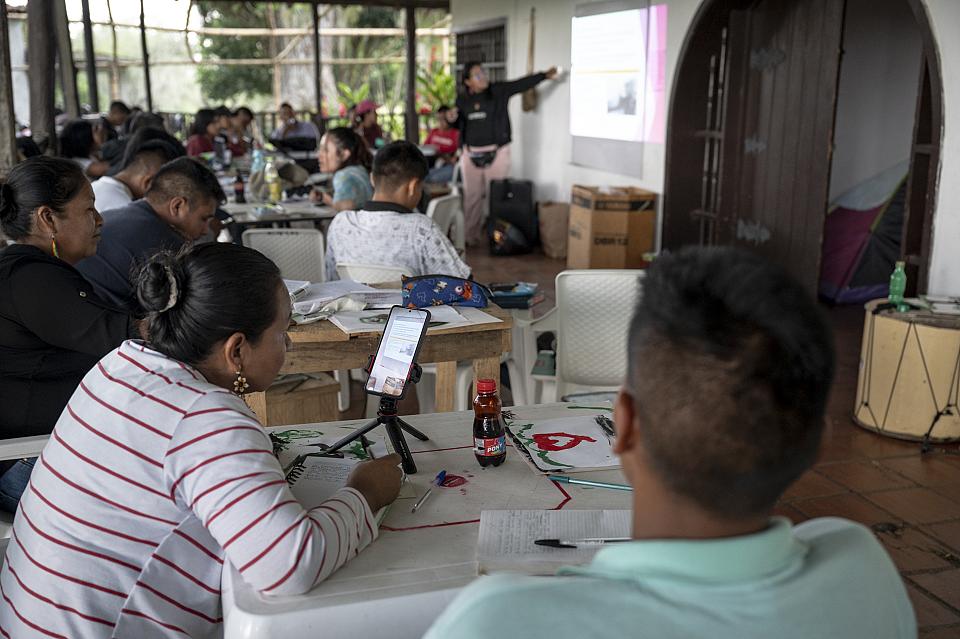Des personnes dans une salle. 