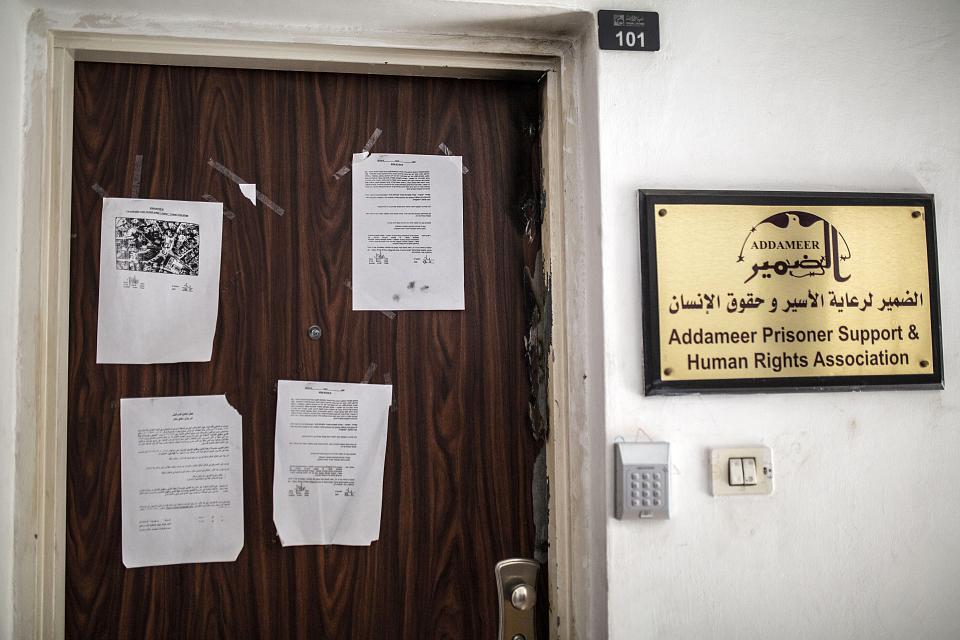 La porte du siège de l'association Adameer : des copies des ordres militaires israéliens interdisant l'accès aux bureau de cette ONG, qualifiée de terroriste par les autorités israéliennes, y sont affichées depuis le raid israélien du 21 août 2022.