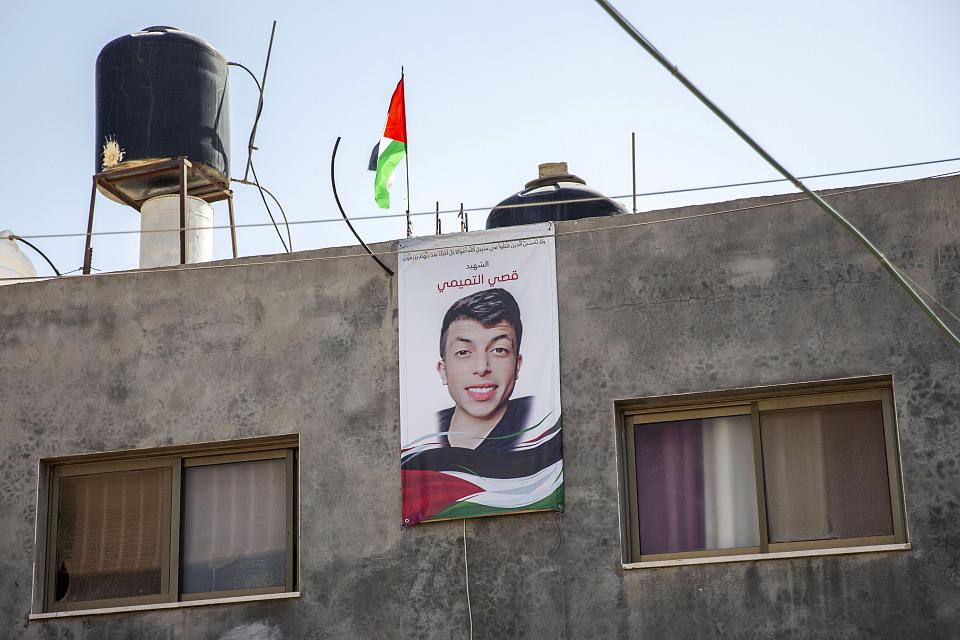 Un poster avec la photo de Qusai Tammi, un jeune étudiant palestinien de 19 ans tué la nuit du 24 octobre par des tirs provenant d'une tour militaire israélienne, accroché sur la façade de sa maison dans le village de Nabi Saleh, en Cisjordanie.