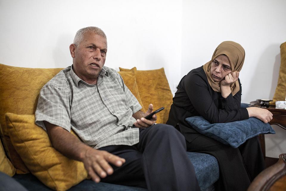 Mahmoud Tamami, le père du jeune Palestinien tué au bas de la tour israélienne, avec son épouse Sahar, répond aux questions des enquêteurs d'Al-Haq.