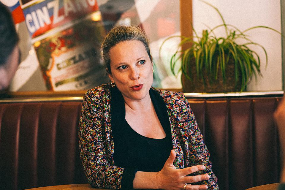 Portrait de Lucie Castets au moment de son interview par Basta!