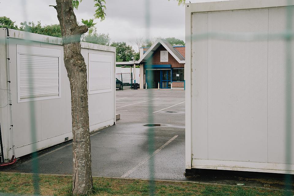 Vue du parking et des préfabriqués