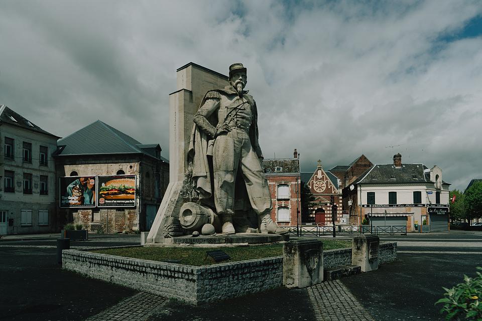Vue de la statue L'Artilleur.