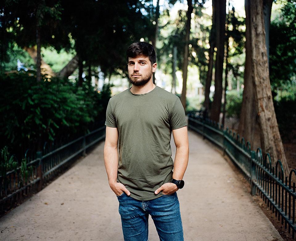 Portrait de Michael Ofer Ziv dans un parc à Tel Aviv