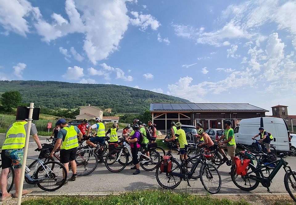 Des personnes en chasuble jaune sur des vélos.