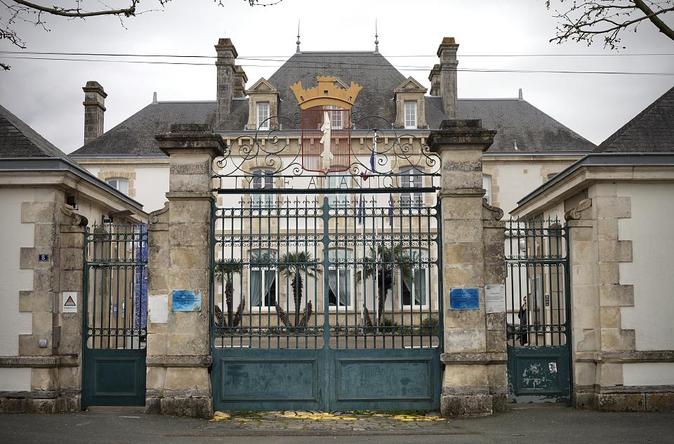 L'entrée du lycée Atlantique de Luçon, où exerce Hugo. Une grande grille verte en fer forgé surplombée du nom de l'établissement et d'une couronne.