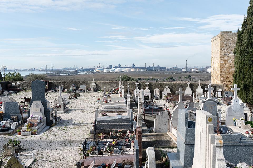 Au premier plan, le cimetière de Fos-sur-Mer, et en second plan les usines fumantes de la zone industrielle.