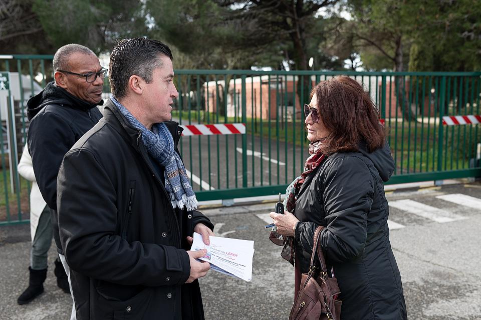 Tractage de l'équipe de campagne du candidat Jean-Michel Leroy à l'entrée des Services techniques de Fos-sur-mer. Le candidat est au centre, un colistier à gauche, et à droite une salarié de la ville. 