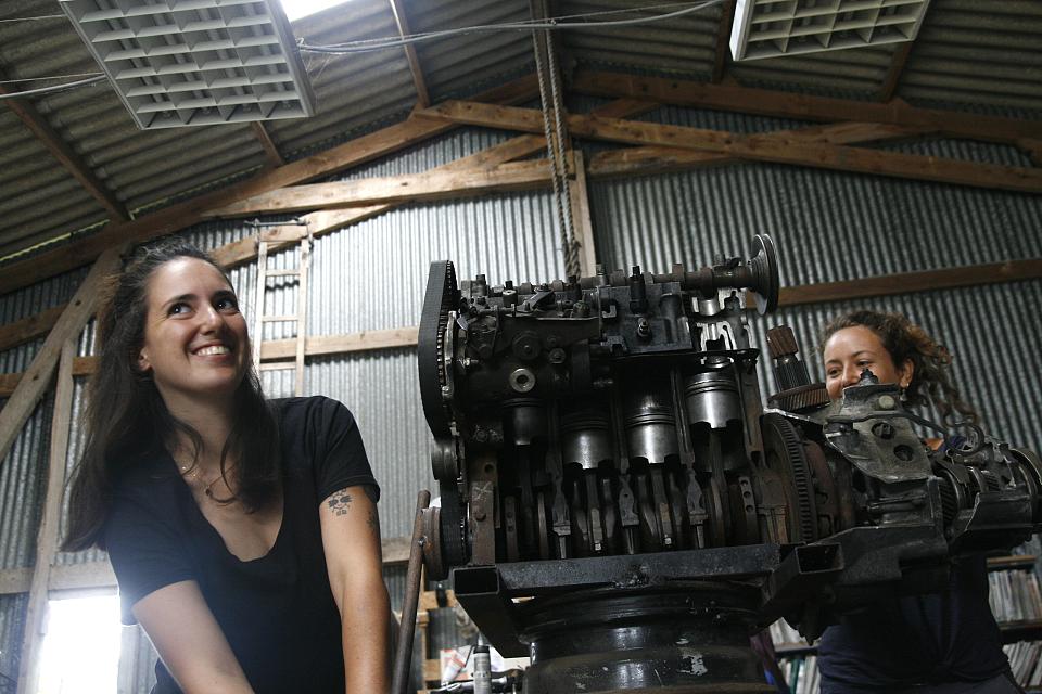 Deux femmes souriantes autour d'un moteur 