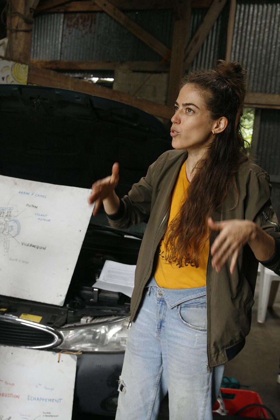 Une femme debout explique quelque chose 