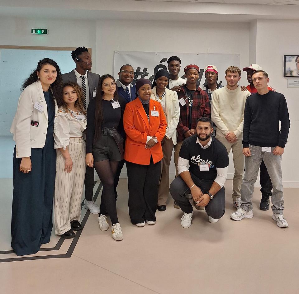 Un groupe de jeunes sourit vers l'objectif.