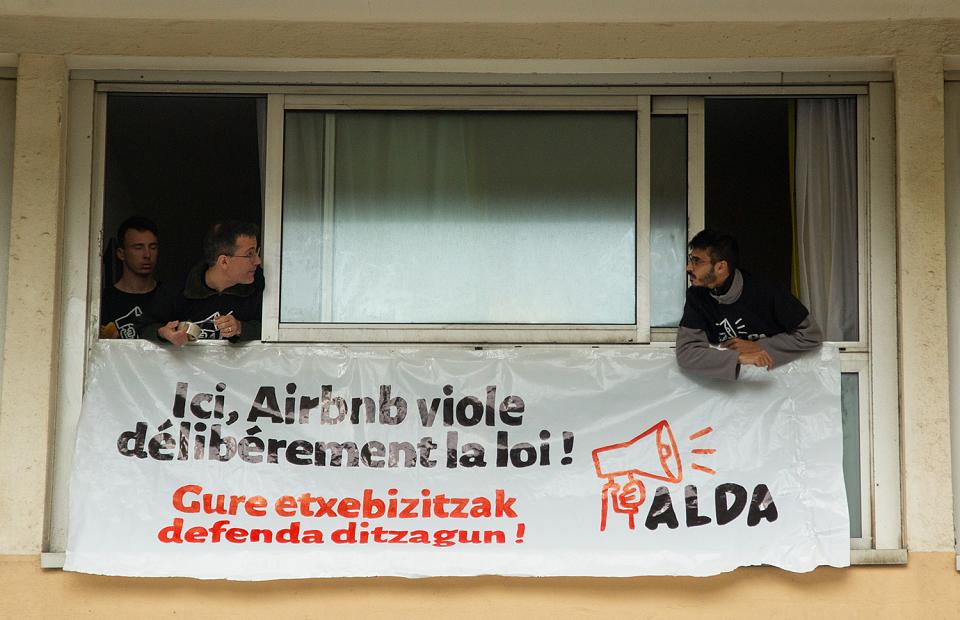 L'association basque Alda a organisé plusieurs occupations d'appartements loué sur Airbnb sans numéro d'enregistrement, ce qui est illégal, ici en octobre 2021 0 Biarritz.
