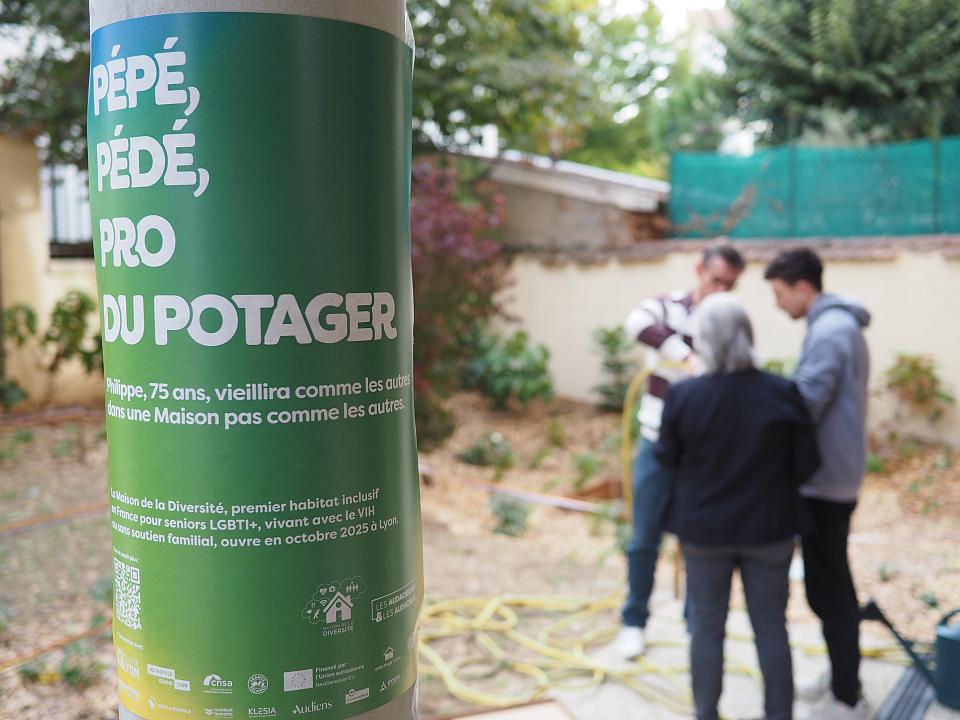 Une affiche sur un poteau sur laquelle il est écrit en blanc sur fond vert « Pépé, pédé, pro du potager »