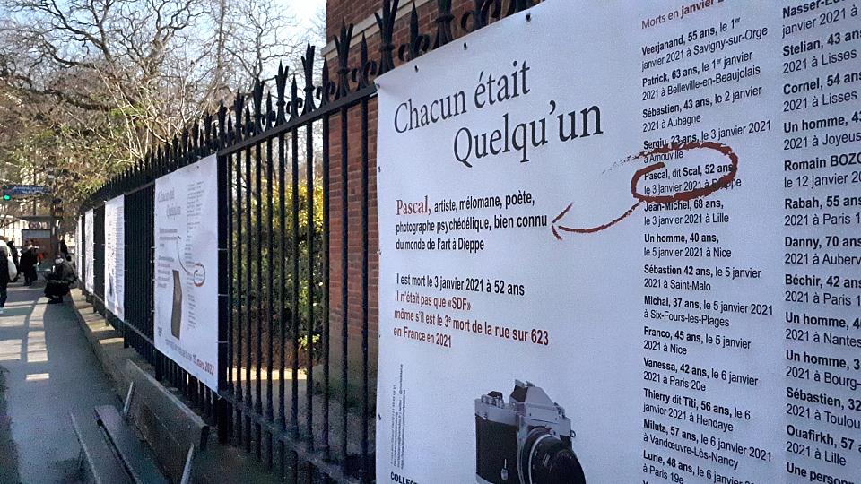 Un affichage “Chacun était quelqu'un" sur les grilles des Buttes Chaumont à Pairs en mars 2022 pour rendre hommage aux morts de la rue. 