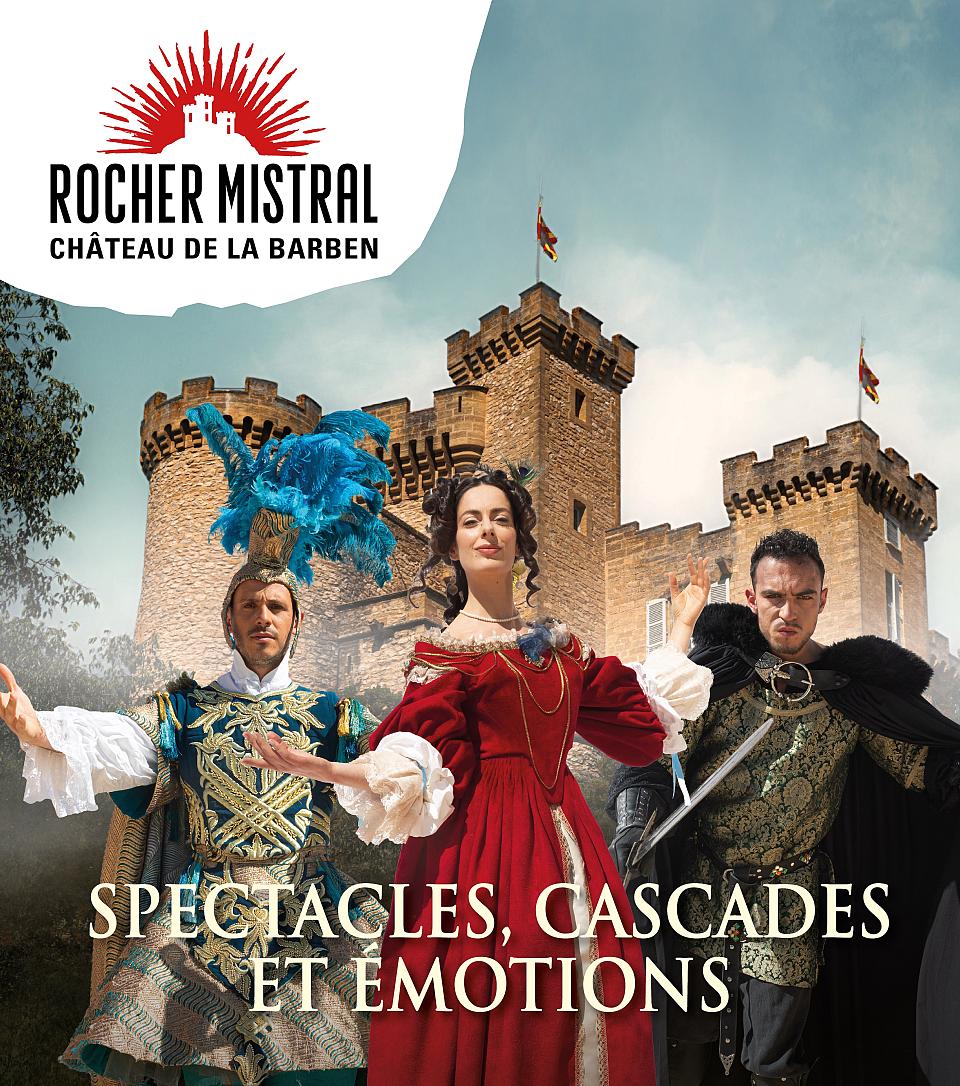 Une affiche du parc du Rocher Mistral sur laquelle sont représentées deux hommes et une femme en costume d'époque devant le château, avec l'inscription "spectacles cascades et émotions"