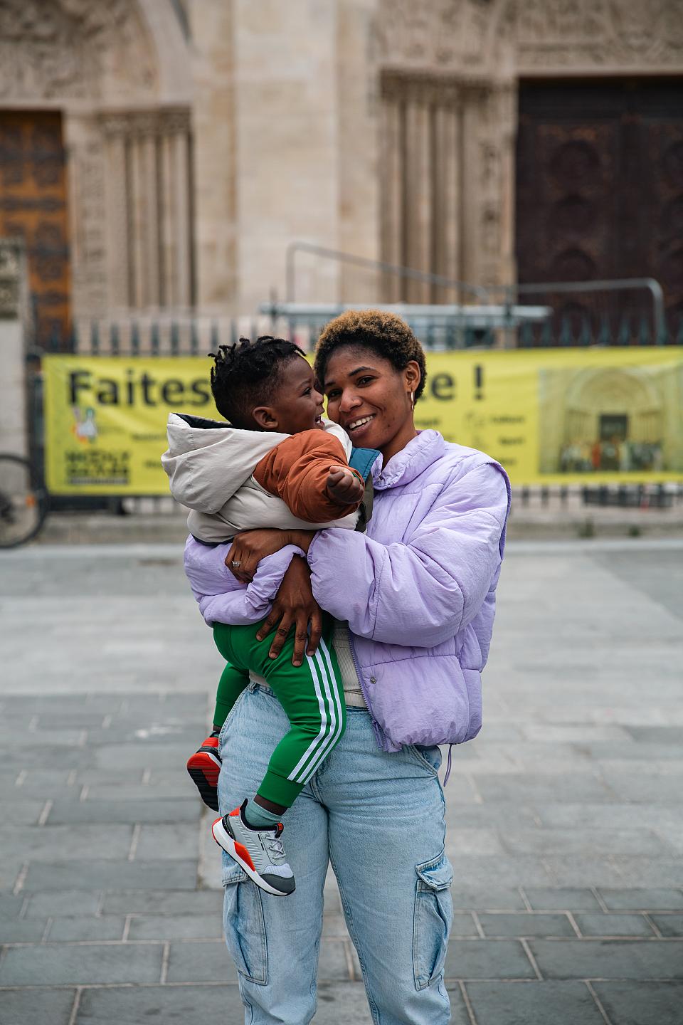 Aïcha et son fils devant la Basilique de saint-Denis