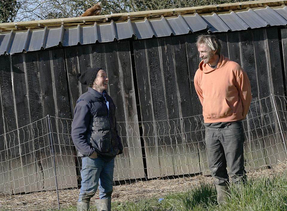 Anne-Claire et Gibier souriant devant leur poulailler.