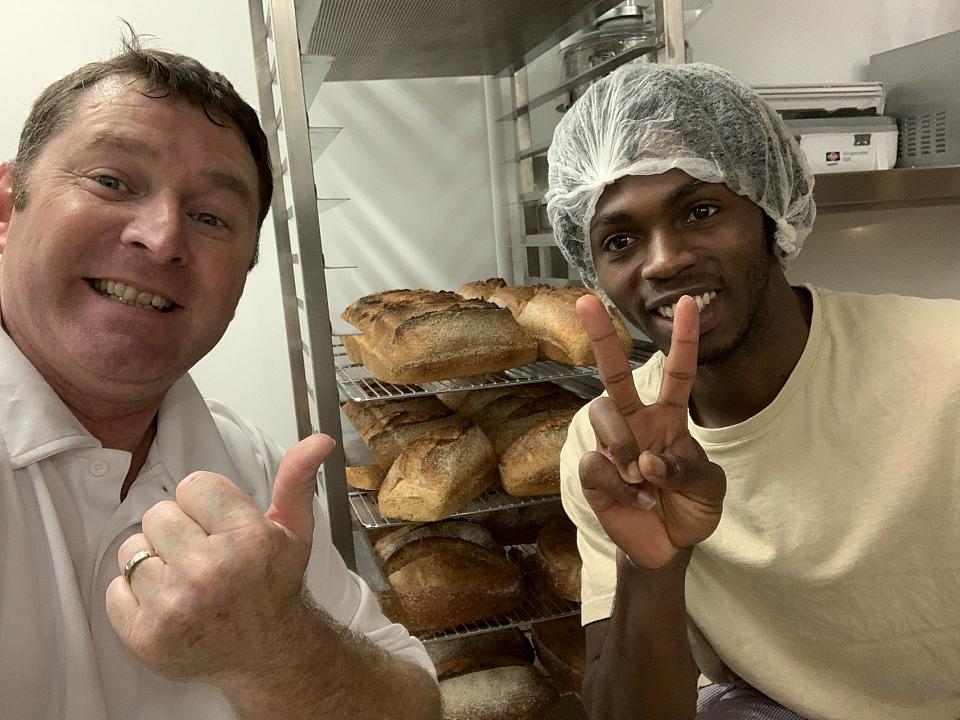 Le patron et son jeune salarié dans l'atelier de la boulangerie à Bourg-en-Bresse, lieu de travail de Mory depuis quatre ans.