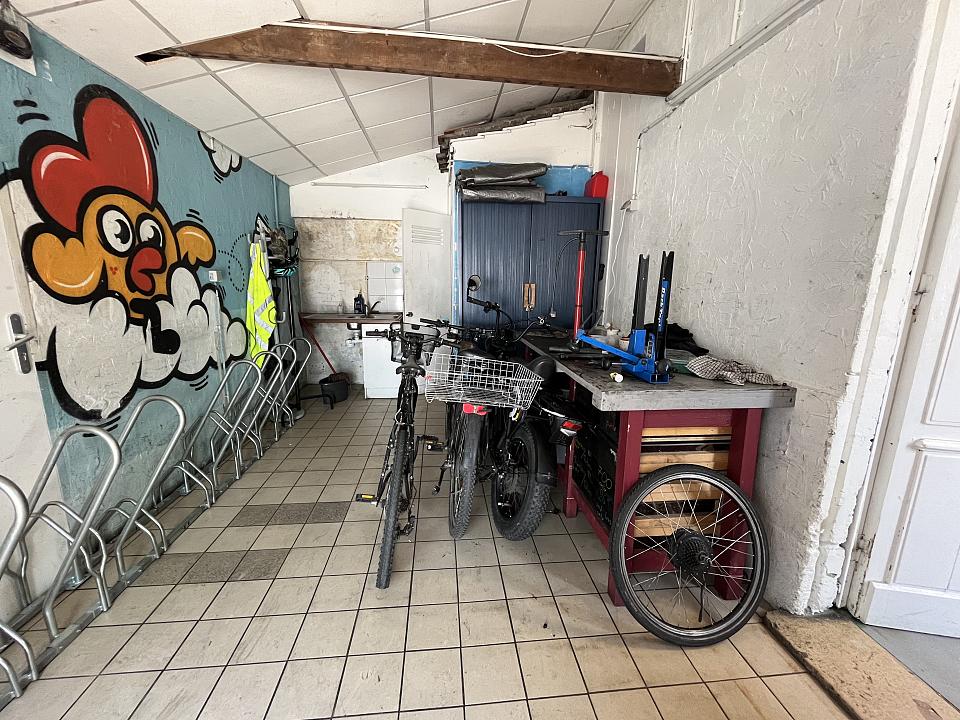 Un atelier avec des vélos et une roue, vide