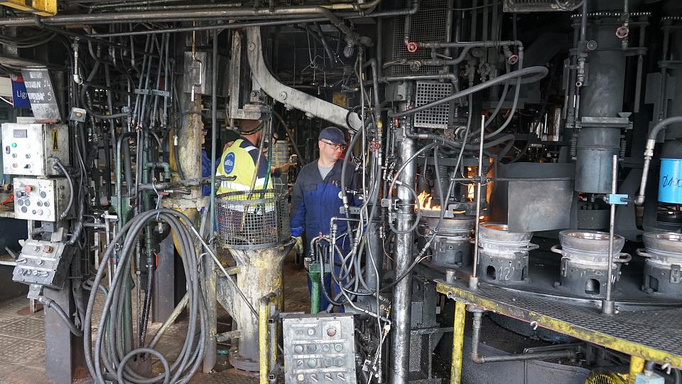 Deux hommes au milieu de tuyaux dans un atelier de production