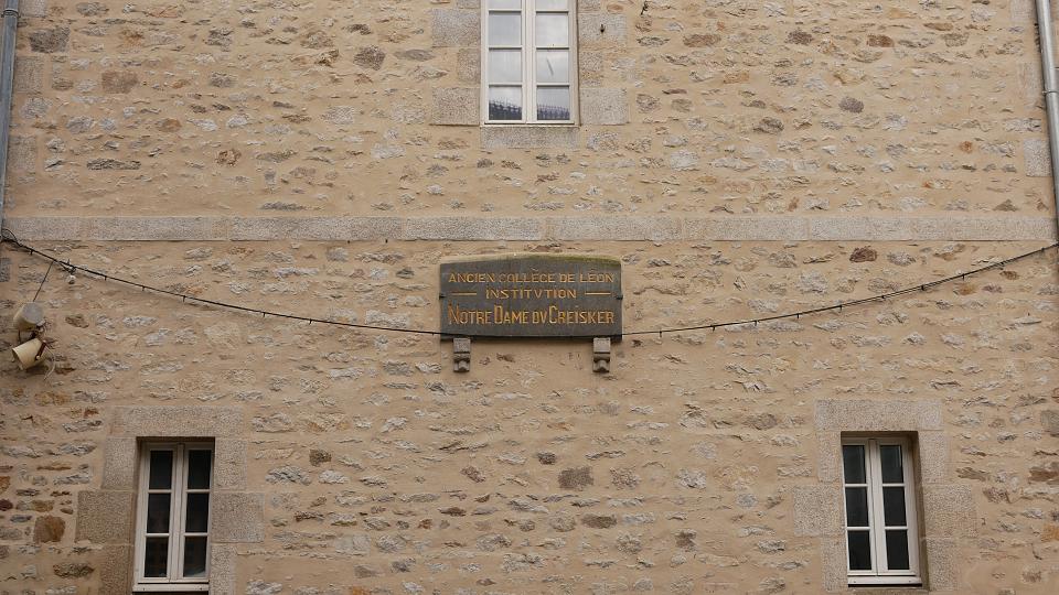 une plauqe sur un mur en pierre 