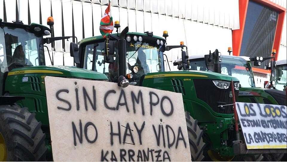 Des tracteurs avec le slogan "Sein camp no hay vida" écrit sur une pancarte. 