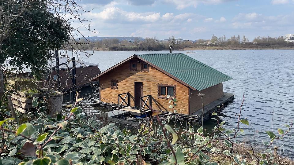 Une cabane flottante sur l'étang 