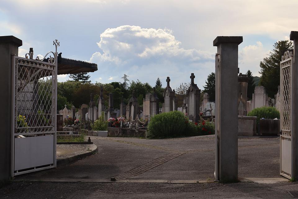 L'entrée d'un cimetière.