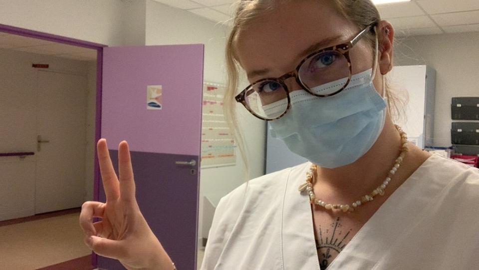 Selfie de Claire dans une salle d'hôpital avec un masque
