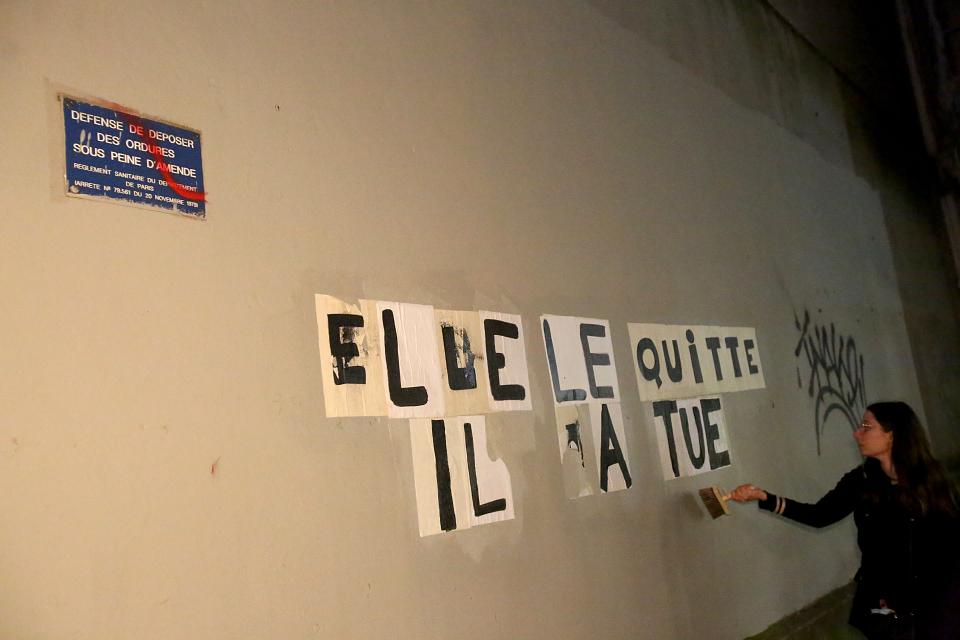 Un collage féministe à Paris : "Elle le quitte, il'a tue"