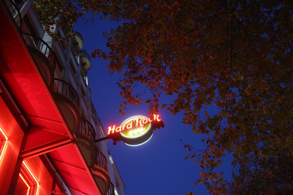 L'enseigne lumineuse du Hard Rock Café dans la nuit vue du dessous 