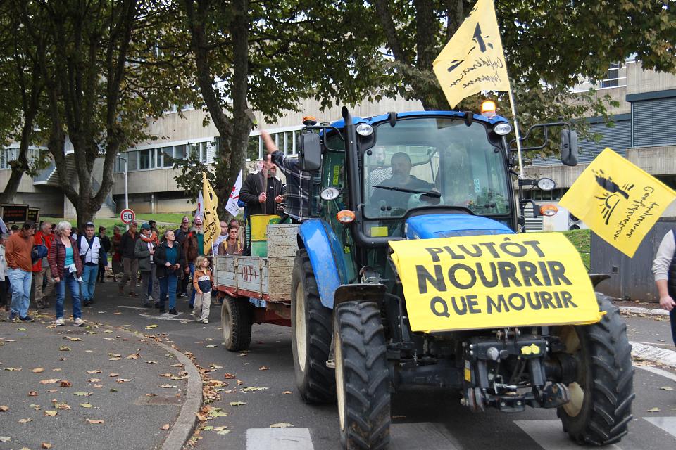 Un tracteur arbore une pancarte "plutôt nourrir que mourir" suivi par plus de 200 personnes, toutes générations confondues.