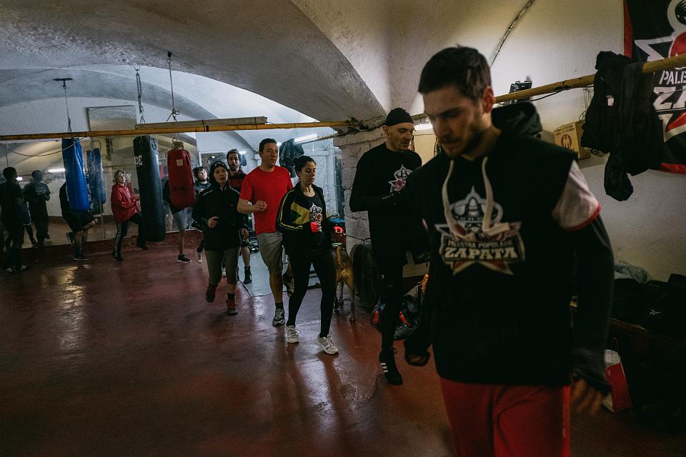Des personnes courent dans une salle de sport. 
