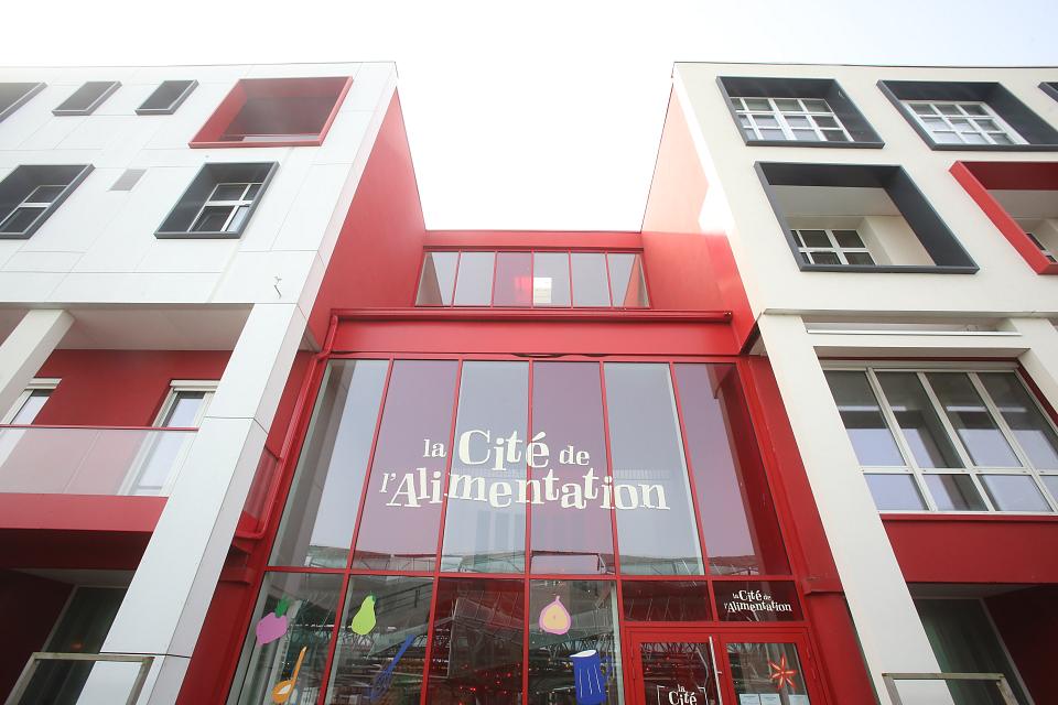 L'entrée de la Cité de l'alimentation, la devanture est rouge et blanche.