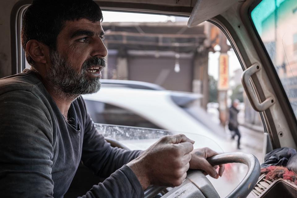 Portrait d'Ahmed au volant de son camion