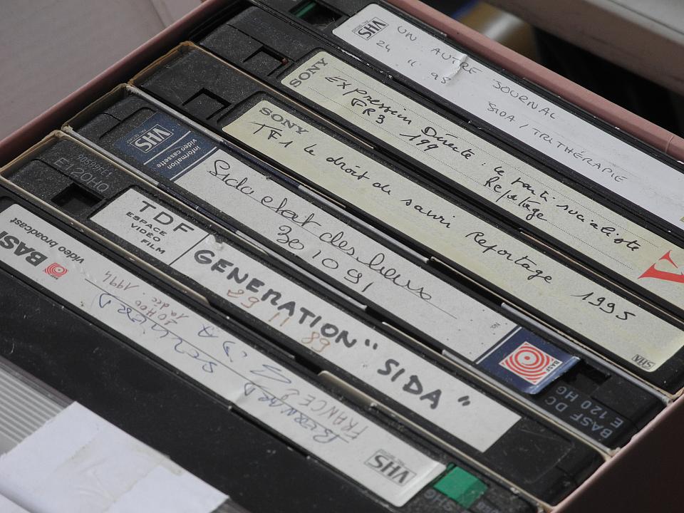 Une collection de cassettes montre l'urgence de s'informer sur le sida, à une époque où encore trop peu d'informations sont disponibles sur le virus.